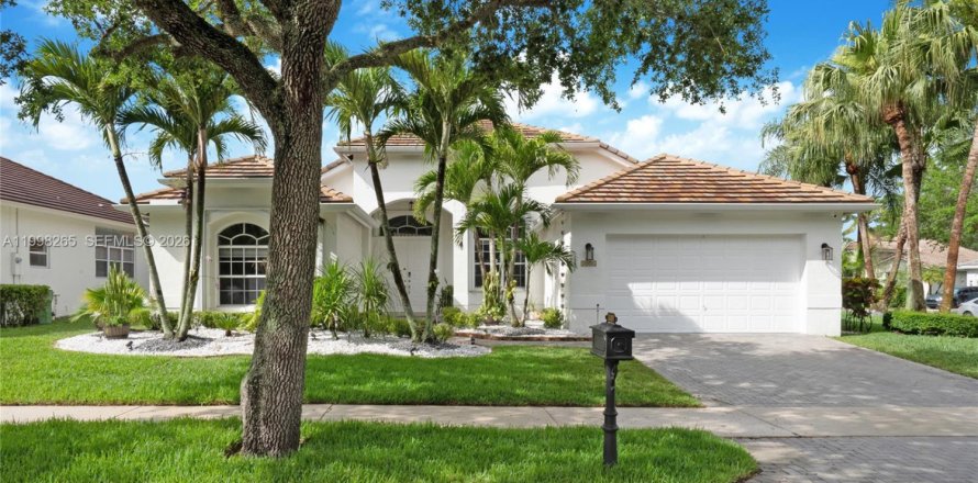 House in Weston, Florida 5 bedrooms, 228.08 sq.m. № 2060728