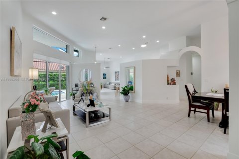 House in Weston, Florida 5 bedrooms, 228.08 sq.m. № 2060728 - photo 8