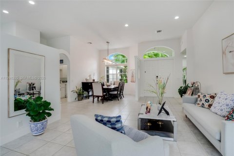 House in Weston, Florida 5 bedrooms, 228.08 sq.m. № 2060728 - photo 5