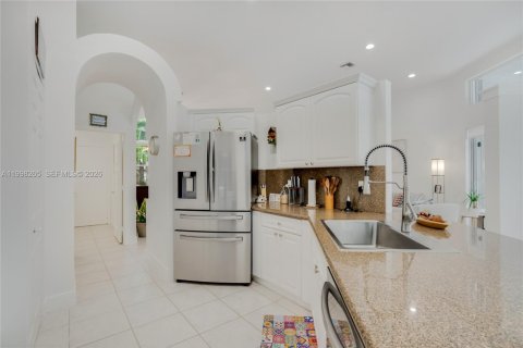 House in Weston, Florida 5 bedrooms, 228.08 sq.m. № 2060728 - photo 12