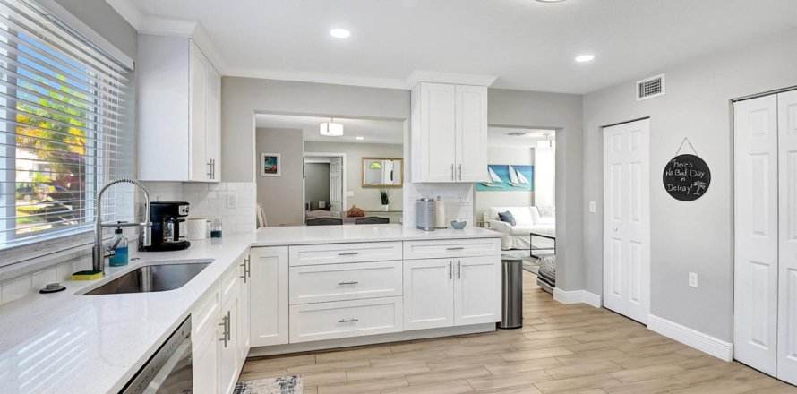 House in Delray Beach, Florida 3 bedrooms, 142.14 sq.m. № 850181