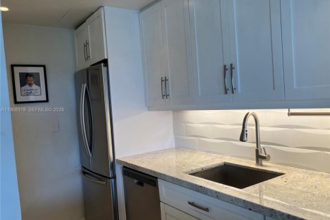 Copropriété à louer à Miami, Floride: 1 chambre, 77.2 m2 № 2029529 - photo 5