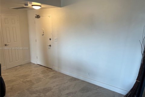 Copropriété à louer à Miami, Floride: 1 chambre, 77.2 m2 № 2029529 - photo 6