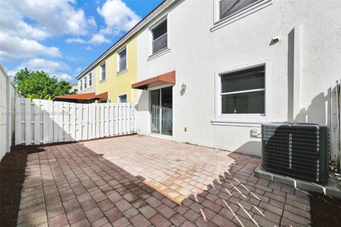 Townhouse in Miami, Florida 4 bedrooms, 173.73 sq.m. № 1954117 - photo 10