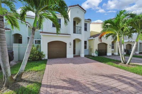 Townhouse in Miami, Florida 4 bedrooms, 173.73 sq.m. № 1954117 - photo 2