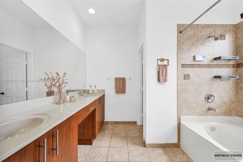 Townhouse in Miami, Florida 4 bedrooms, 173.73 sq.m. № 1954117 - photo 26