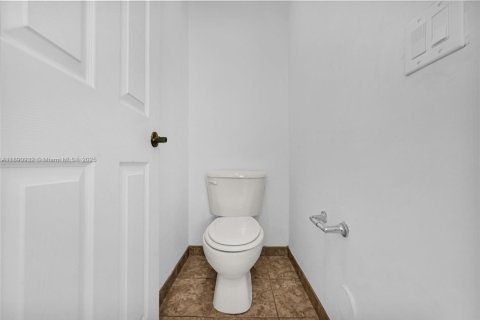 Townhouse in Miami, Florida 4 bedrooms, 173.73 sq.m. № 1954117 - photo 29