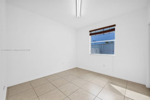 Townhouse in Miami, Florida 4 bedrooms, 173.73 sq.m. № 1954117 - photo 18
