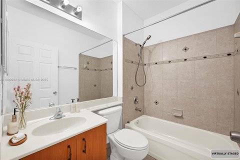 Townhouse in Miami, Florida 4 bedrooms, 173.73 sq.m. № 1954117 - photo 14