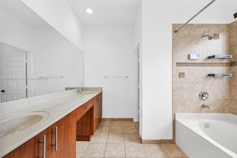 Townhouse in Miami, Florida 4 bedrooms, 173.73 sq.m. № 1954117 - photo 27