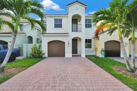 Townhouse in Miami, Florida 4 bedrooms, 173.73 sq.m. № 1954117 - photo 1