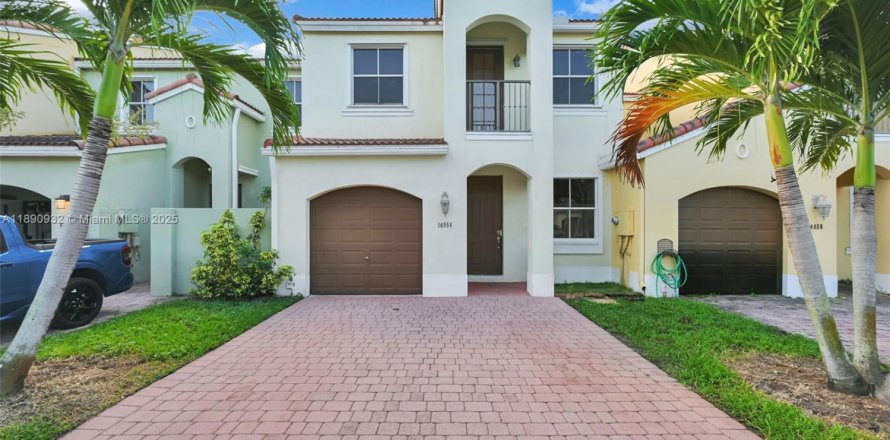 Townhouse in Miami, Florida 4 bedrooms, 173.73 sq.m. № 1954117