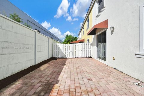 Townhouse in Miami, Florida 4 bedrooms, 173.73 sq.m. № 1954117 - photo 9