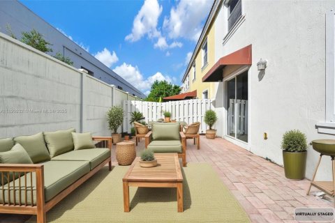 Townhouse in Miami, Florida 4 bedrooms, 173.73 sq.m. № 1954117 - photo 8