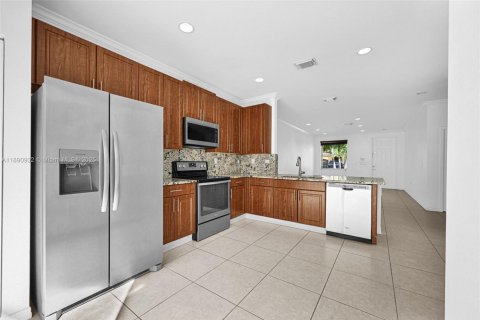 Townhouse in Miami, Florida 4 bedrooms, 173.73 sq.m. № 1954117 - photo 4