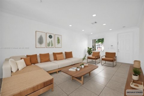 Townhouse in Miami, Florida 4 bedrooms, 173.73 sq.m. № 1954117 - photo 11