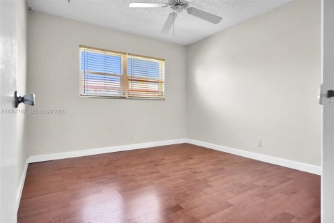 Condo in Hollywood, Florida, 2 bedrooms  № 2011224 - photo 8