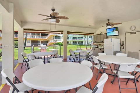 Condo in Hollywood, Florida, 2 bedrooms  № 2011224 - photo 13