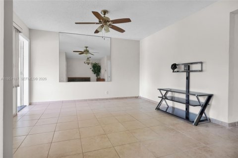 Condo in Hollywood, Florida, 2 bedrooms  № 2011224 - photo 3