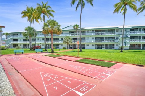 Condo in Hollywood, Florida, 2 bedrooms  № 2011224 - photo 11