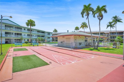 Condo in Hollywood, Florida, 2 bedrooms  № 2011224 - photo 12