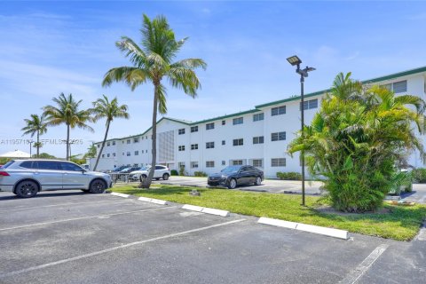 Condo in Hollywood, Florida, 2 bedrooms  № 2011224 - photo 16