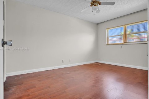 Condo in Hollywood, Florida, 2 bedrooms  № 2011224 - photo 7