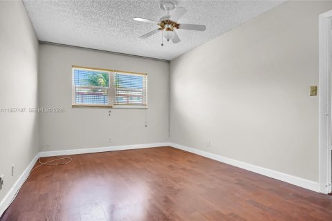 Condo in Hollywood, Florida, 2 bedrooms  № 2011224 - photo 9