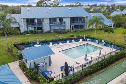 Condo in Jensen Beach, Florida, 2 bedrooms  № 1093332 - photo 1