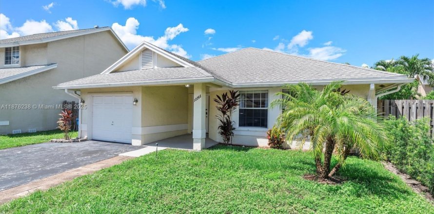 Villa ou maison à Sunrise, Floride 4 chambres, 153.57 m2 № 1927507