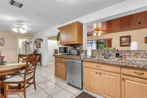 Casa en venta en Miami, Florida, 3 dormitorios, 193.98 m2 № 2002503 - foto 15