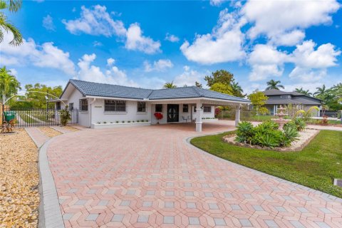 Casa en venta en Miami, Florida, 3 dormitorios, 193.98 m2 № 2002503 - foto 2