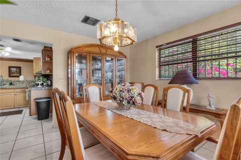 Casa en venta en Miami, Florida, 3 dormitorios, 193.98 m2 № 2002503 - foto 13