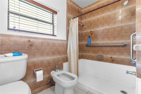 Casa en venta en Miami, Florida, 3 dormitorios, 193.98 m2 № 2002503 - foto 25