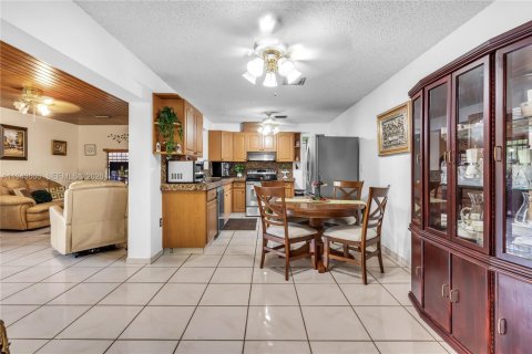 Casa en venta en Miami, Florida, 3 dormitorios, 193.98 m2 № 2002503 - foto 16