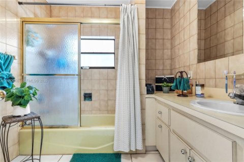 Casa en venta en Miami, Florida, 3 dormitorios, 193.98 m2 № 2002503 - foto 28