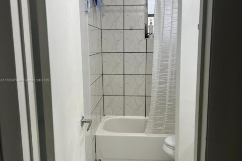 Condo in North Miami Beach, Florida, 1 bedroom  № 1862798 - photo 13