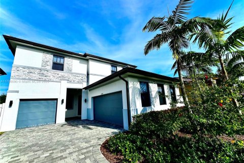 House in Miramar, Florida 5 bedrooms, 314.1 sq.m. № 1865473 - photo 1