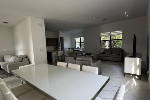 House in Miramar, Florida 5 bedrooms, 314.1 sq.m. № 1865473 - photo 9