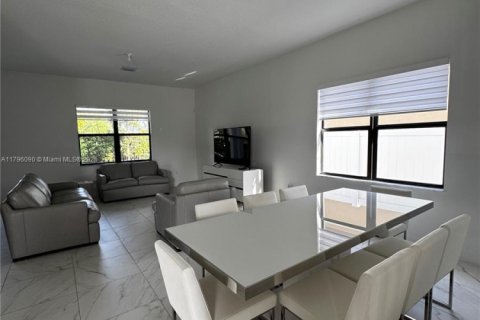 House in Miramar, Florida 5 bedrooms, 314.1 sq.m. № 1865473 - photo 8