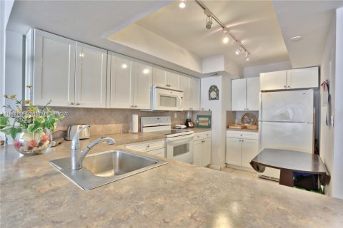 Condo in Miami, Florida, 1 bedroom  № 1807748 - photo 2