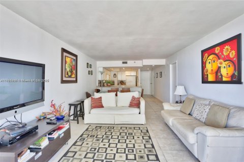 Condo in Miami, Florida, 1 bedroom  № 1807748 - photo 4