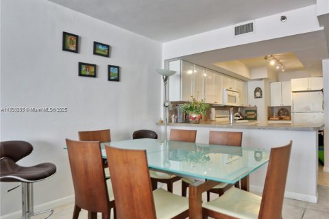 Condo in Miami, Florida, 1 bedroom  № 1807748 - photo 3