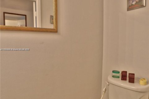 Condo in Miami, Florida, 1 bedroom  № 1807748 - photo 9