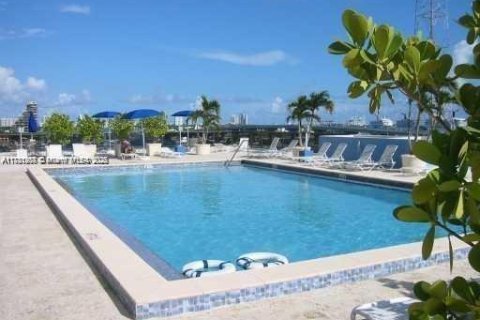 Condo in Miami, Florida, 1 bedroom  № 1807748 - photo 10