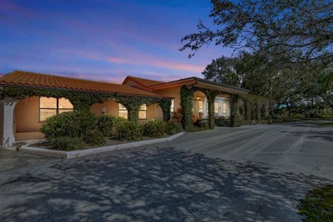 House in Okeechobee, Florida 4 bedrooms, 1168.8 sq.m. № 1395345 - photo 4