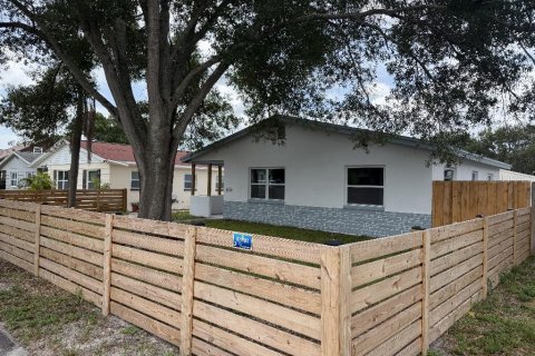 House in Saint Petersburg, Florida 3 bedrooms, 111.48 sq.m. № 2234311