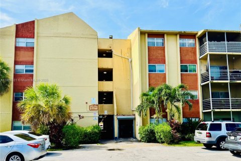 Copropriété à vendre à Lauderdale Lakes, Floride: 2 chambres, 102.19 m2 № 1979302 - photo 2