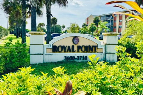Copropriété à vendre à Lauderdale Lakes, Floride: 2 chambres, 102.19 m2 № 1979302 - photo 1