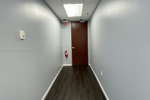 Propiedad comercial en venta en Miami, Florida № 2012847 - foto 9